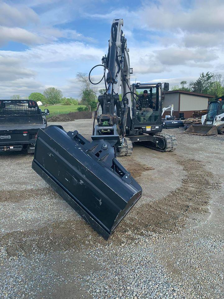 MONGO Excavator Tilt Buckets | 3300 - 33000 lbs.