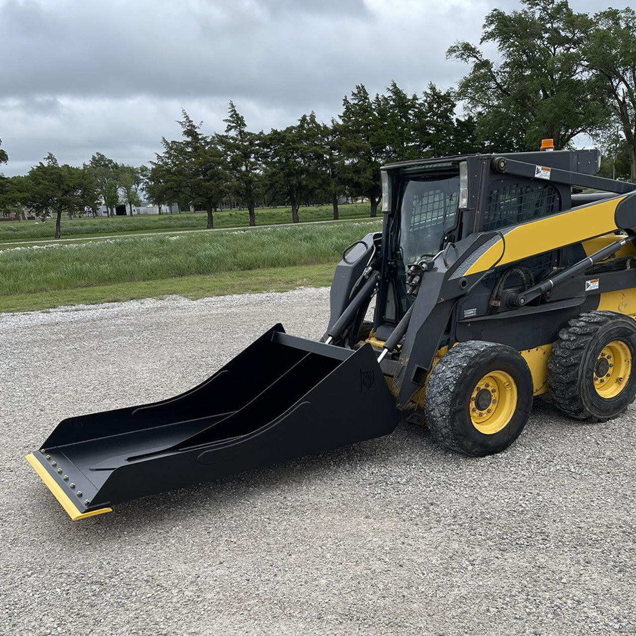 Maxx Conveyor Cleaning Bucket for Skid Steer with Bolt-on Cutting Edges