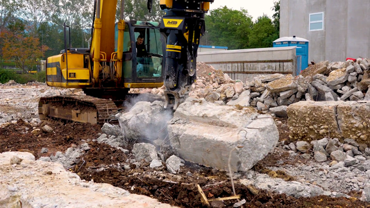 MB Crusher Demolition Pulverizer | Model MB-P160 | Width 12.2" | Machine Size 1.7-3.3 Tons | For Excavators